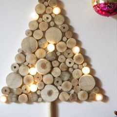 Идея новогоднего декора – настенная елка